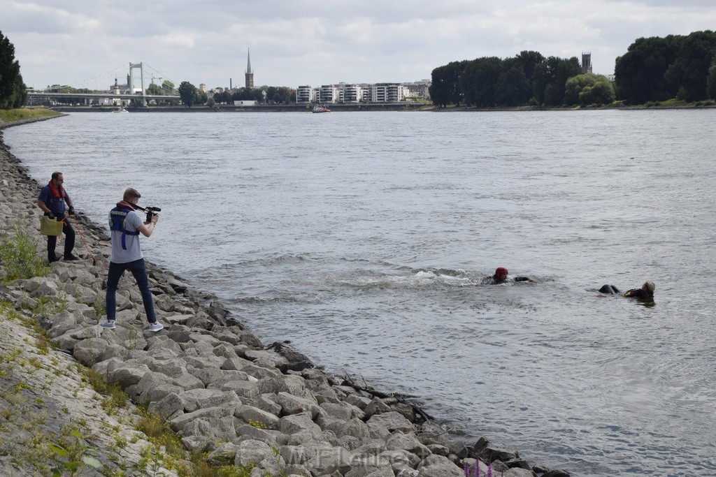 Uebung BF Taucher und Presse Koeln Zoobruecke Rhein P298.JPG - Miklos Laubert